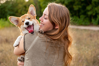 Assurance pour animaux de compagnie - un chien heureux et une dame